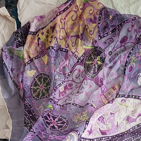 💓 Hermes Purple and Lavender Patterned Scarf - Picture 3 of 17